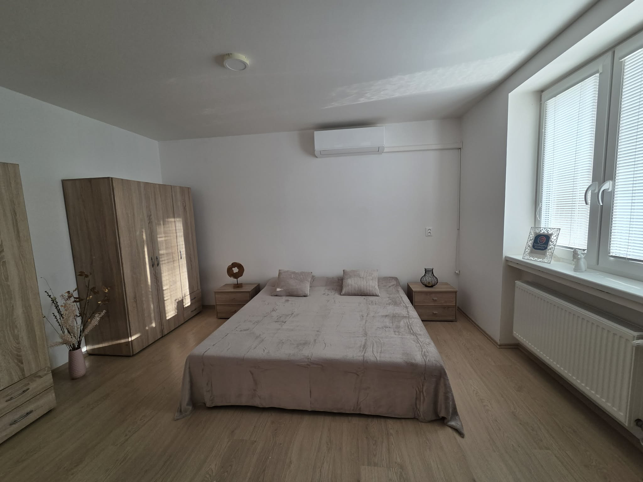 Ponúkame na prenájom zrekonštruovaný zariadený 3 izbový tehlový byt v Komárne .