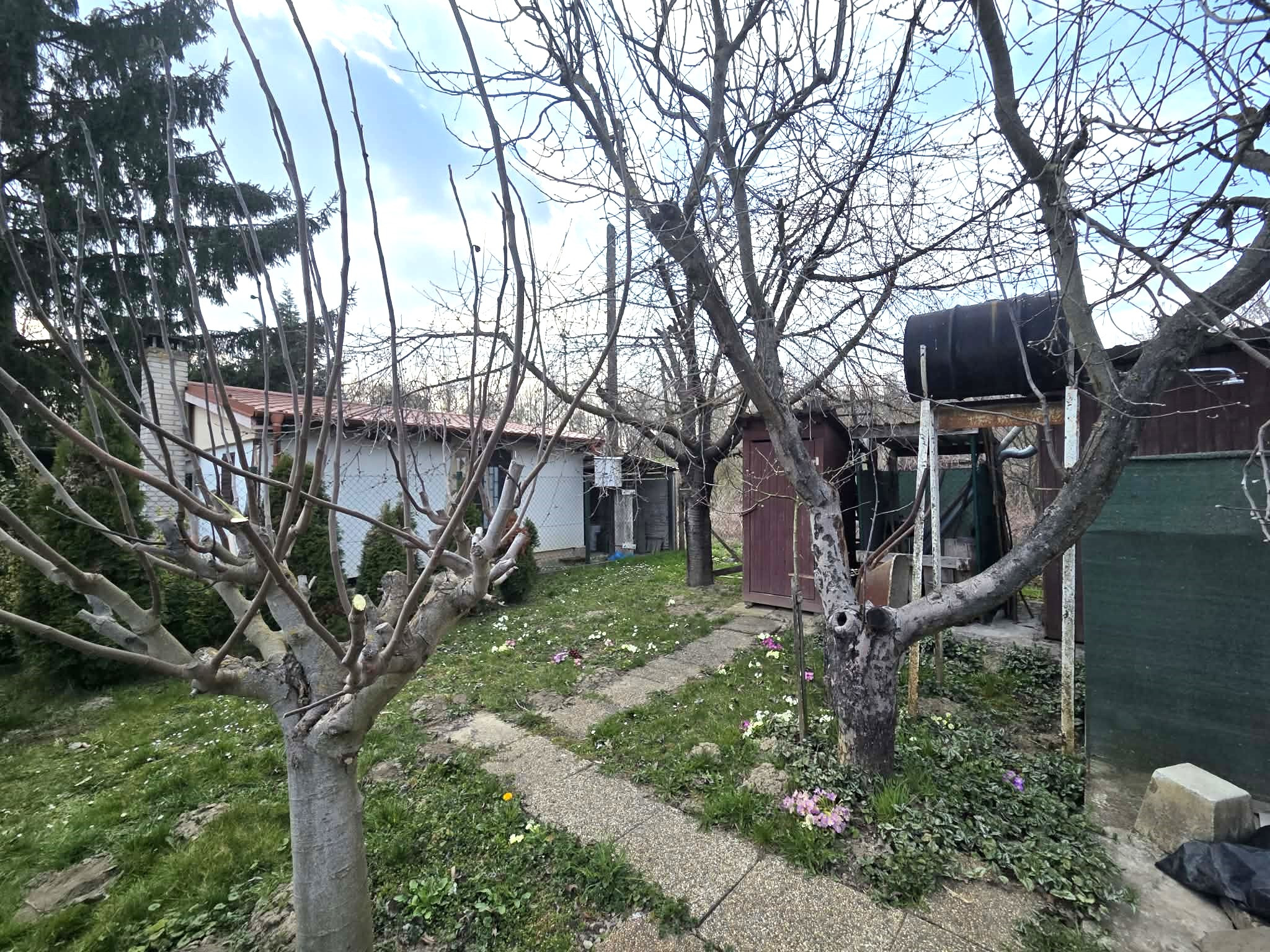 Ponúkame na predaj záhradu pri Nesvadoch