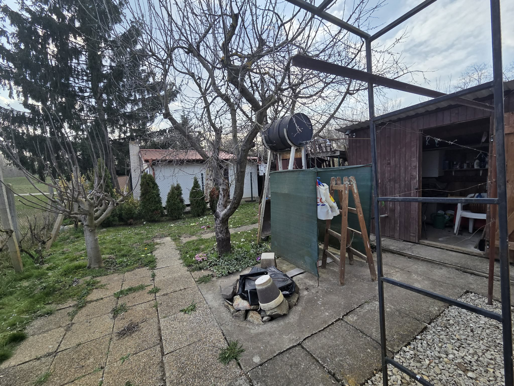 Ponúkame na predaj záhradu pri Nesvadoch