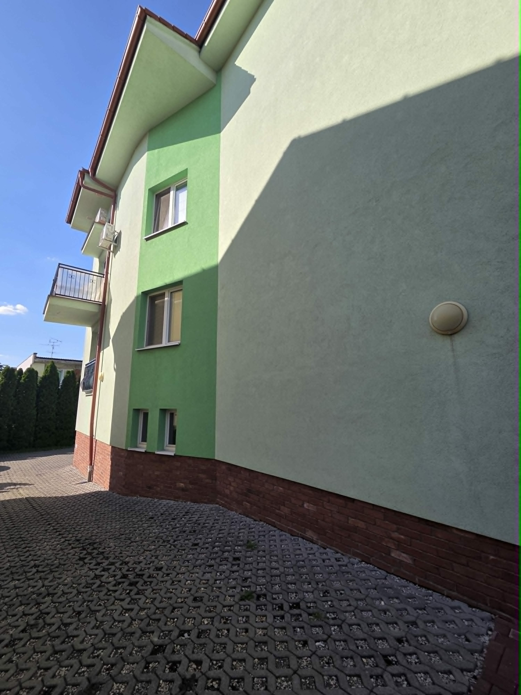 Ponúkame na predaj polyfunkčnú budovu v centre Kolárova