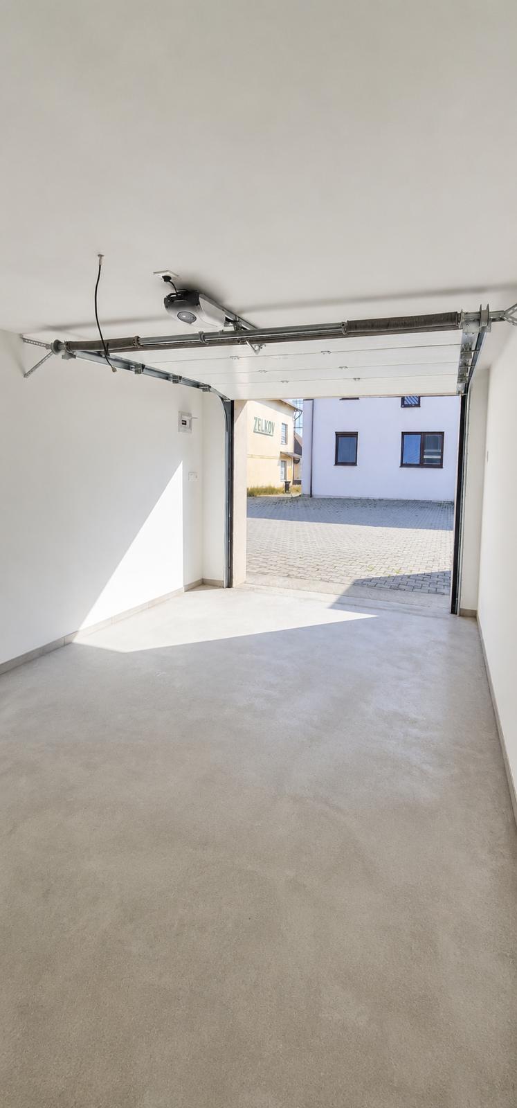 NA PREDAJ nová garáž v centre obce Bátorové Kosihy