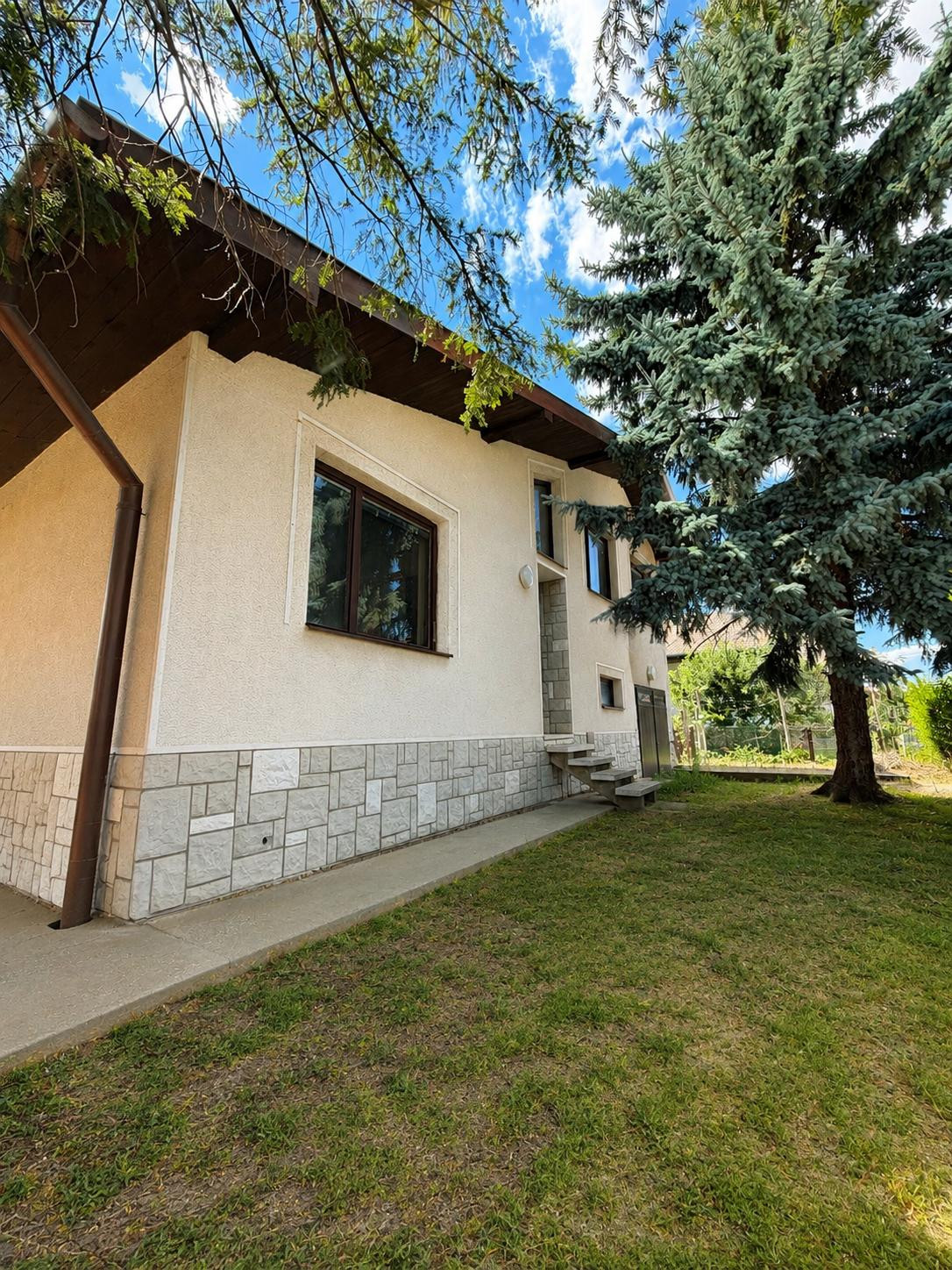 NA PREDAJ 5-izbový viacpodlažný rodinný dom v meste Nesvady