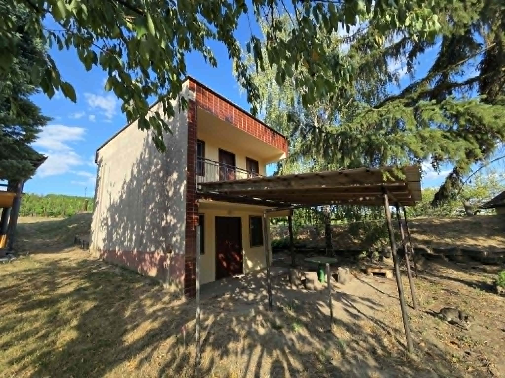 Ponúkame na predaj vínny domček s vinicou v Bátorových Kosihách