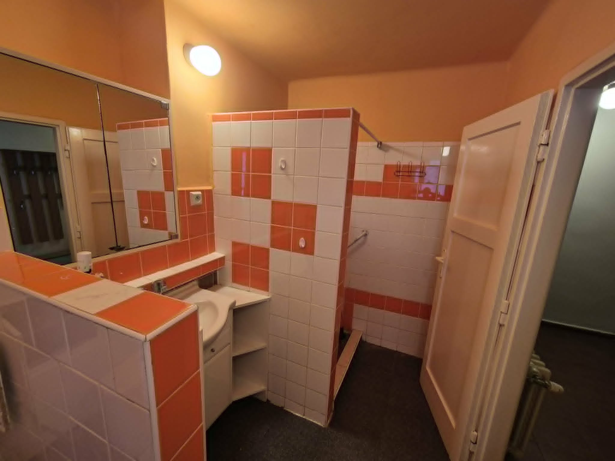 Na predaj 2‑izbový, čiastočne zrekonštruovaný byt v Komárne ul. Zváračská