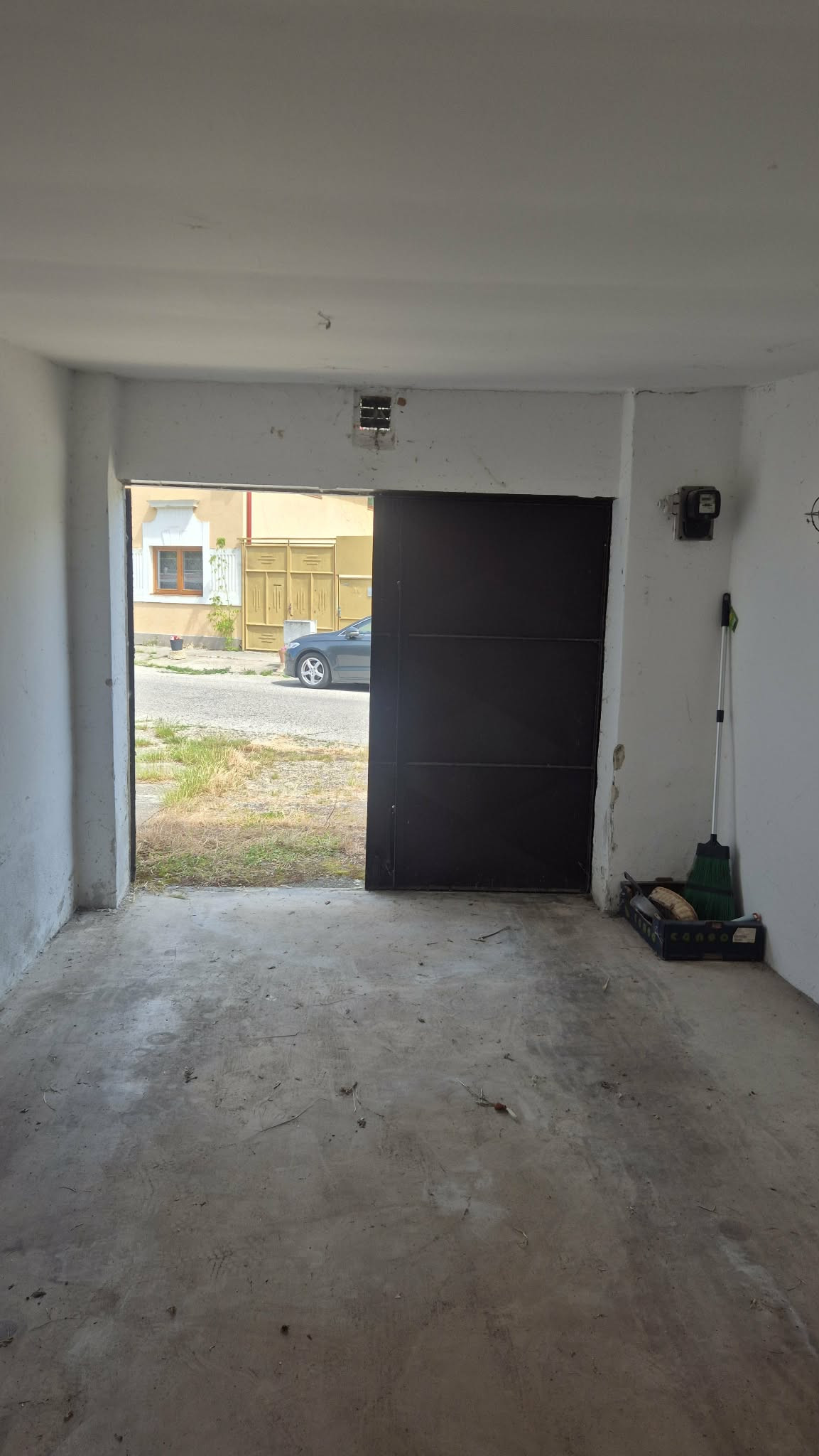 Ponúkam na predaj murovanú garáž na ulici Parná v Komárne