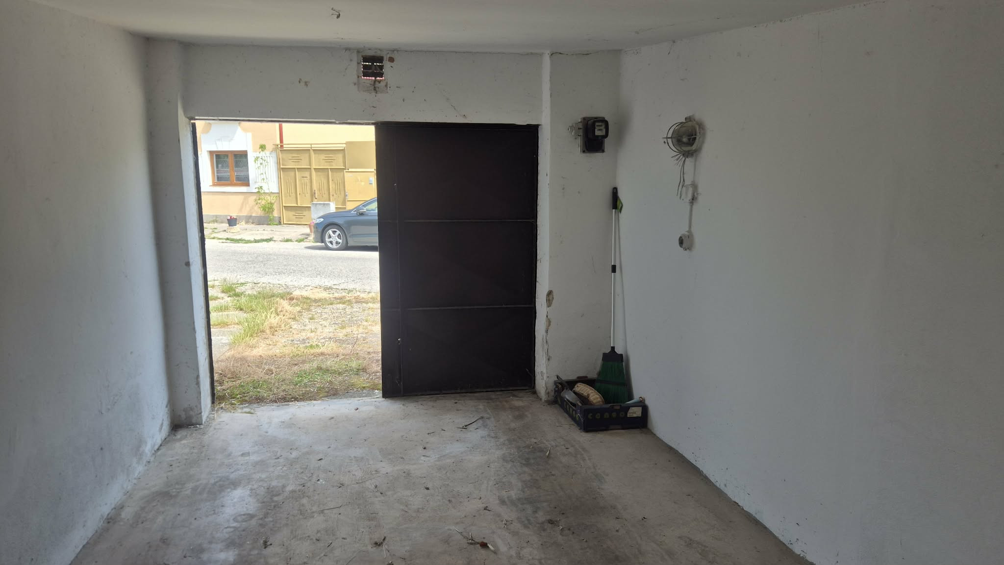 Ponúkam na predaj murovanú garáž na ulici Parná v Komárne