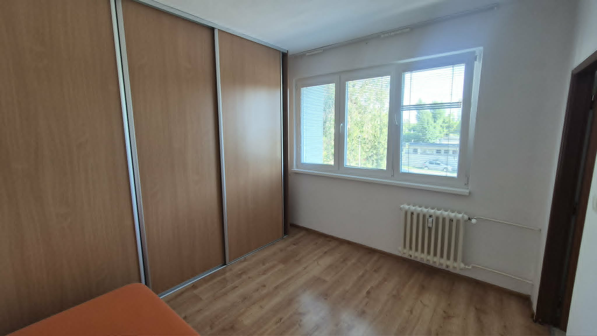 Ponúkam na predaj alebo prenájom 1‑izbový, kompletne zrekonštruovaný a zariadený byt v Komárne