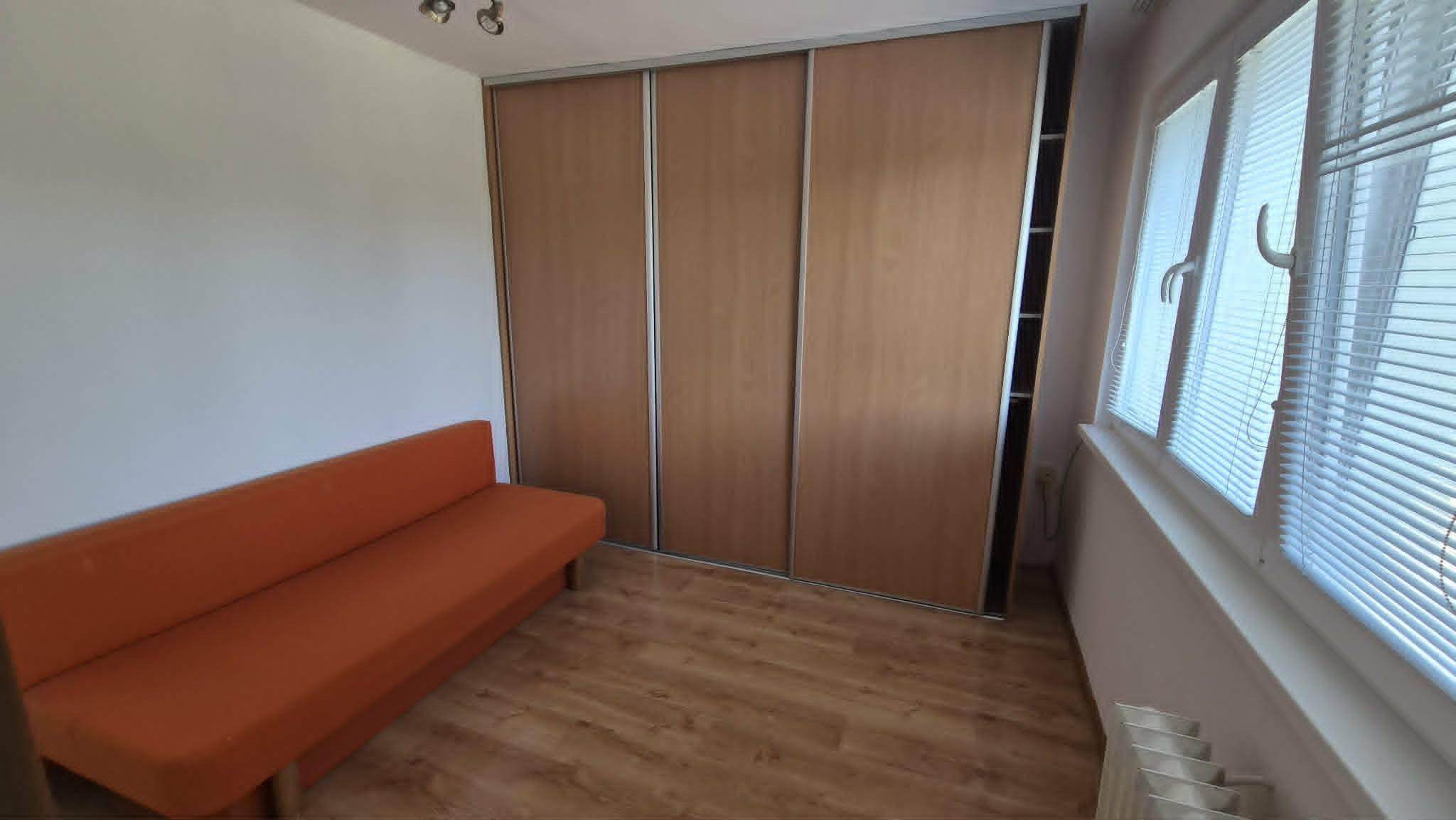 Ponúkam na predaj alebo prenájom 1‑izbový, kompletne zrekonštruovaný a zariadený byt v Komárne