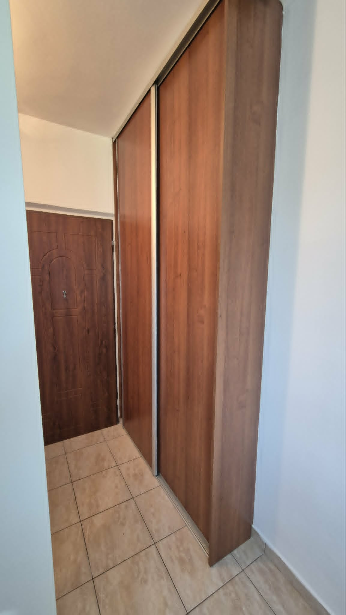 Ponúkam na predaj alebo prenájom 1‑izbový, kompletne zrekonštruovaný a zariadený byt v Komárne