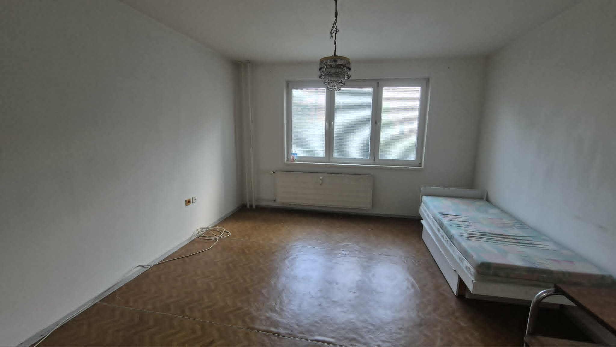 Ponúkam na predaj 1‑izbový byt s loggiou v pôvodnom stave na ulici Generála Klapku v Komárne