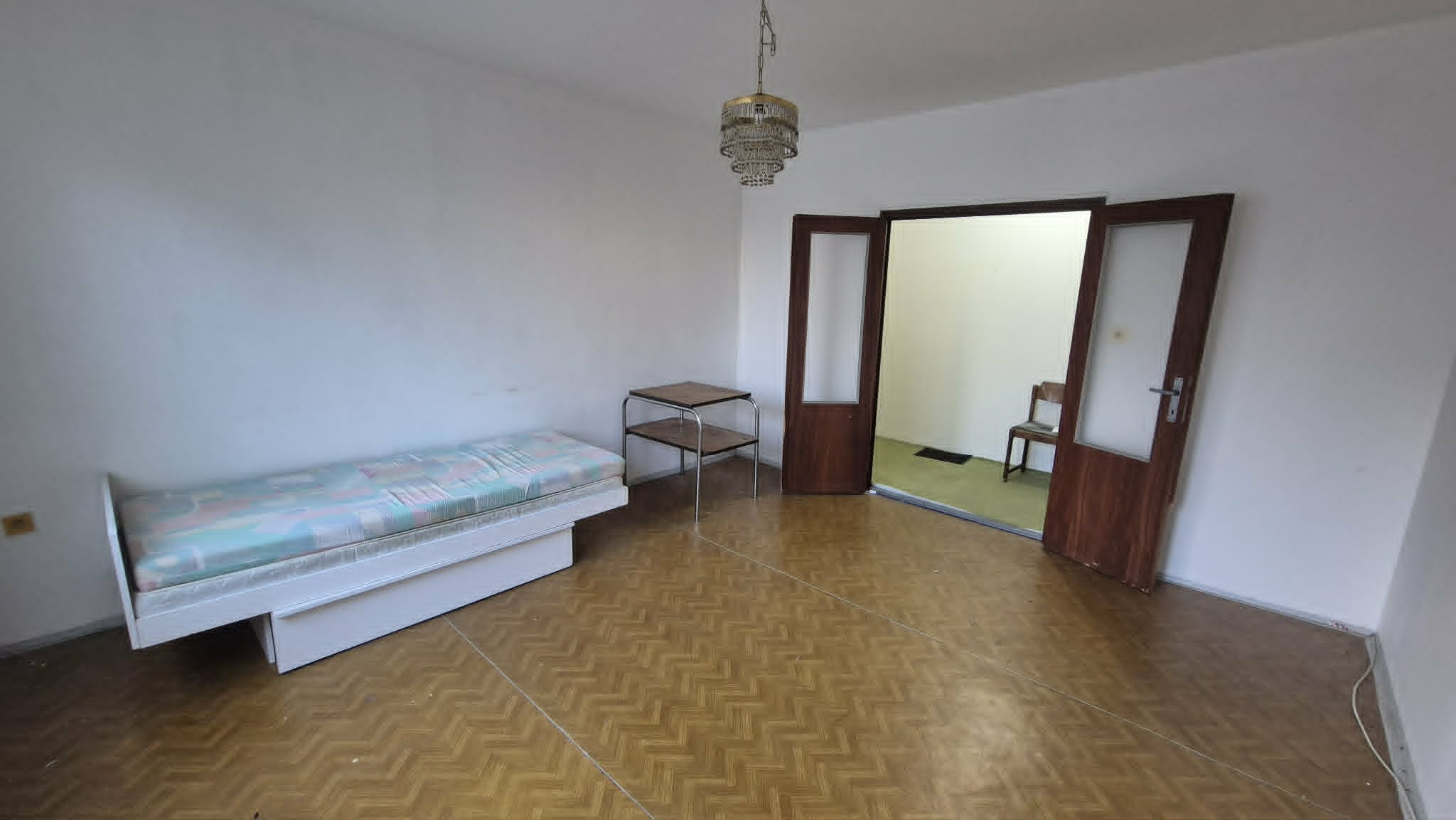 Ponúkam na predaj 1‑izbový byt s loggiou v pôvodnom stave na ulici Generála Klapku v Komárne
