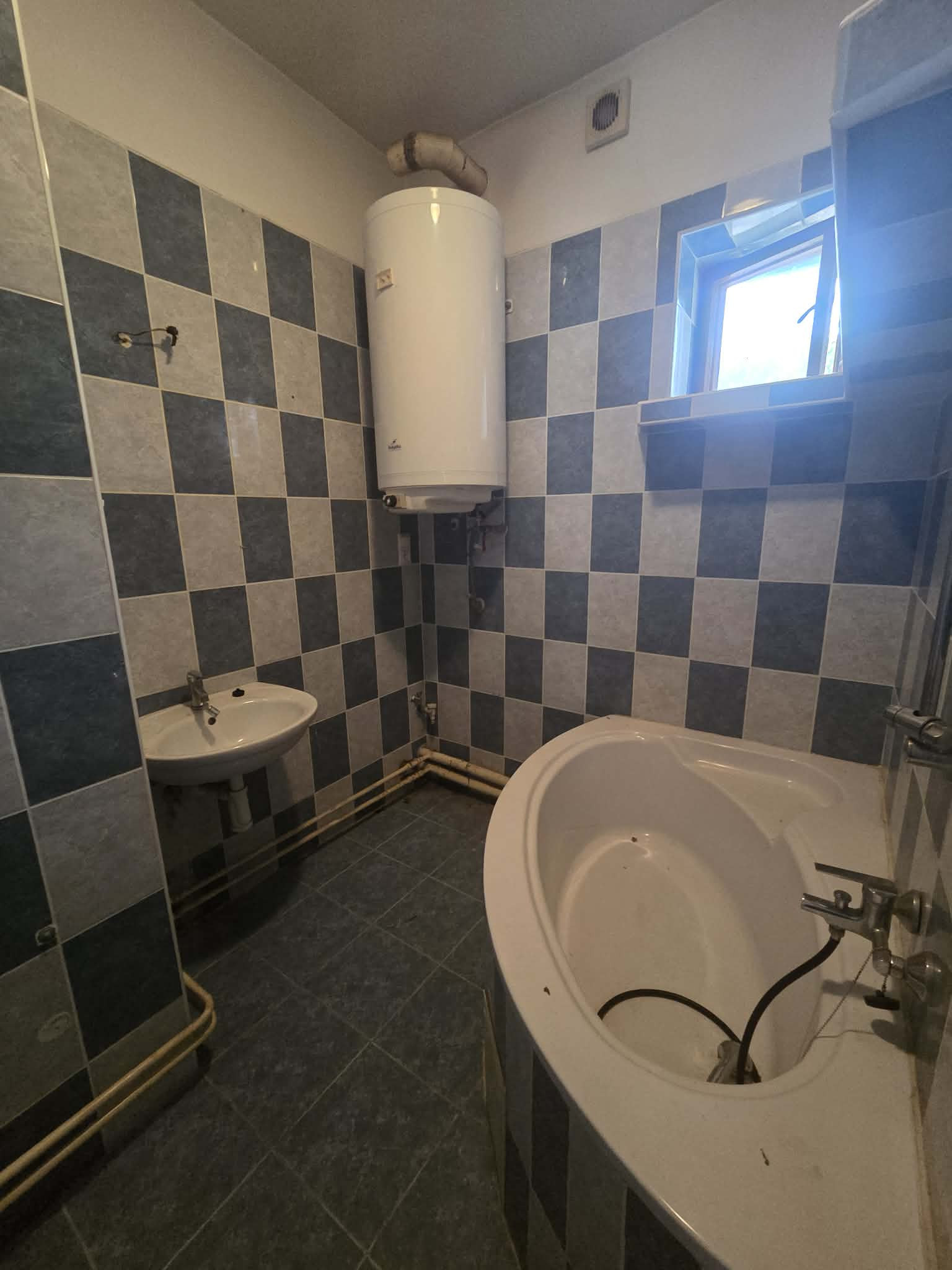Ponúkame na predaj veľký rodinný dom v Kolárove.