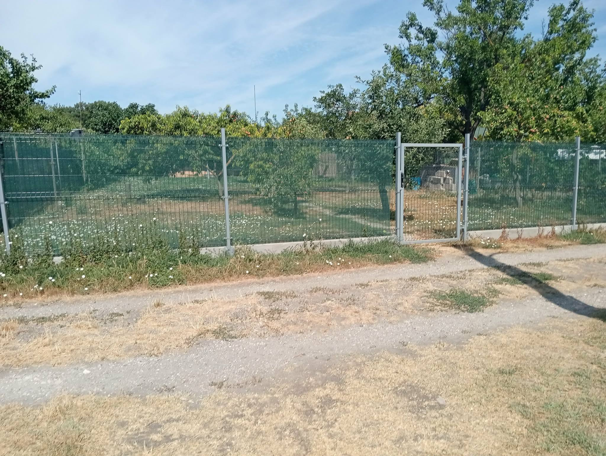 NA PREDAJ 3,5-ÁROVÝ POZEMOK V KOMÁRNE – TEHEĽŇA (NOVOZÁMOCKÁ CESTA)!
