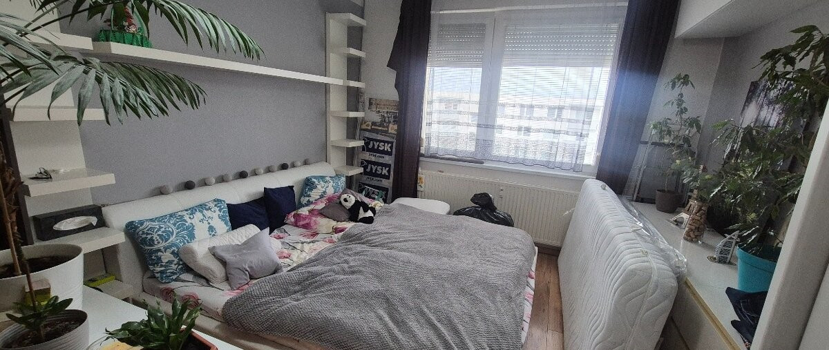 Priestranný a zrekonštruovaný 2-izbový byt s loggiou na ul. Biskupa Királya v Komárne