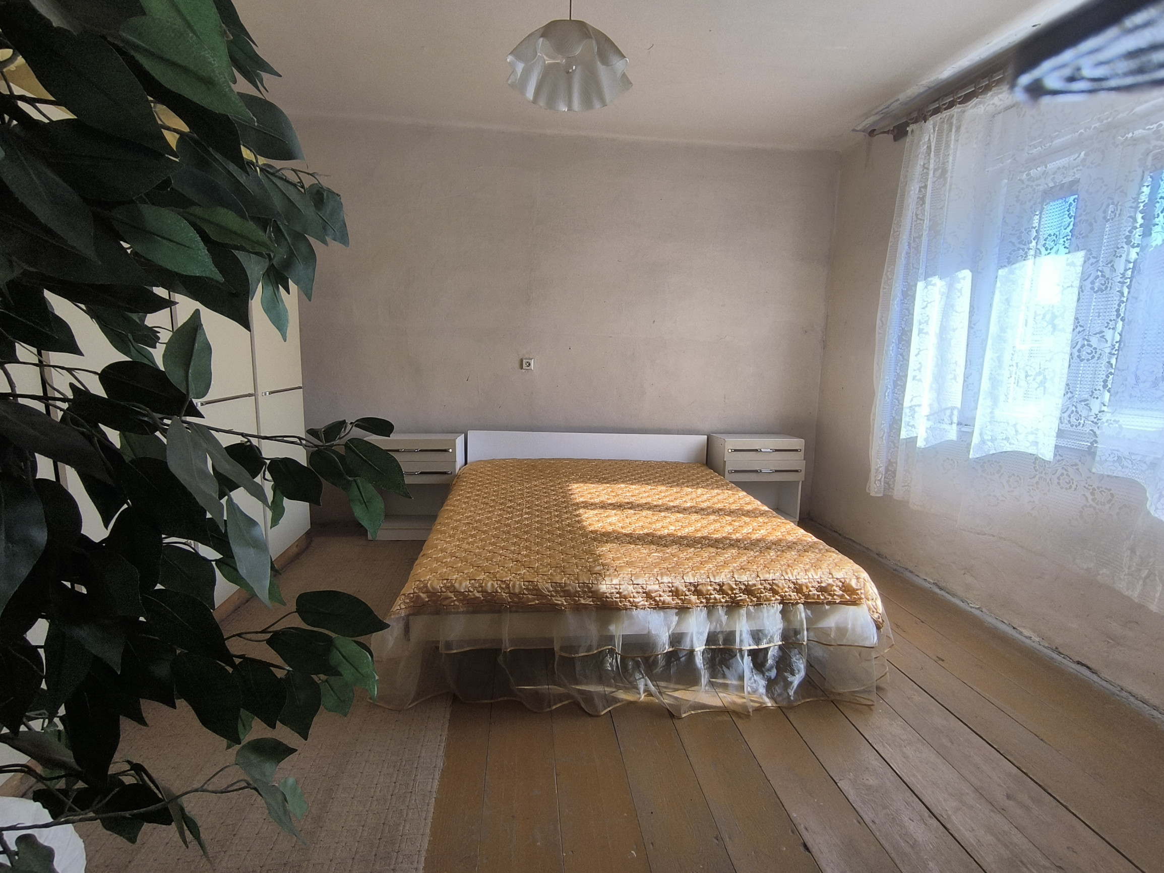 NA PREDAJ STARŠÍ 3-IZBOVÝ RODINNÝ DOM S VEĽKOU ZÁHRADOU – GBELCE
