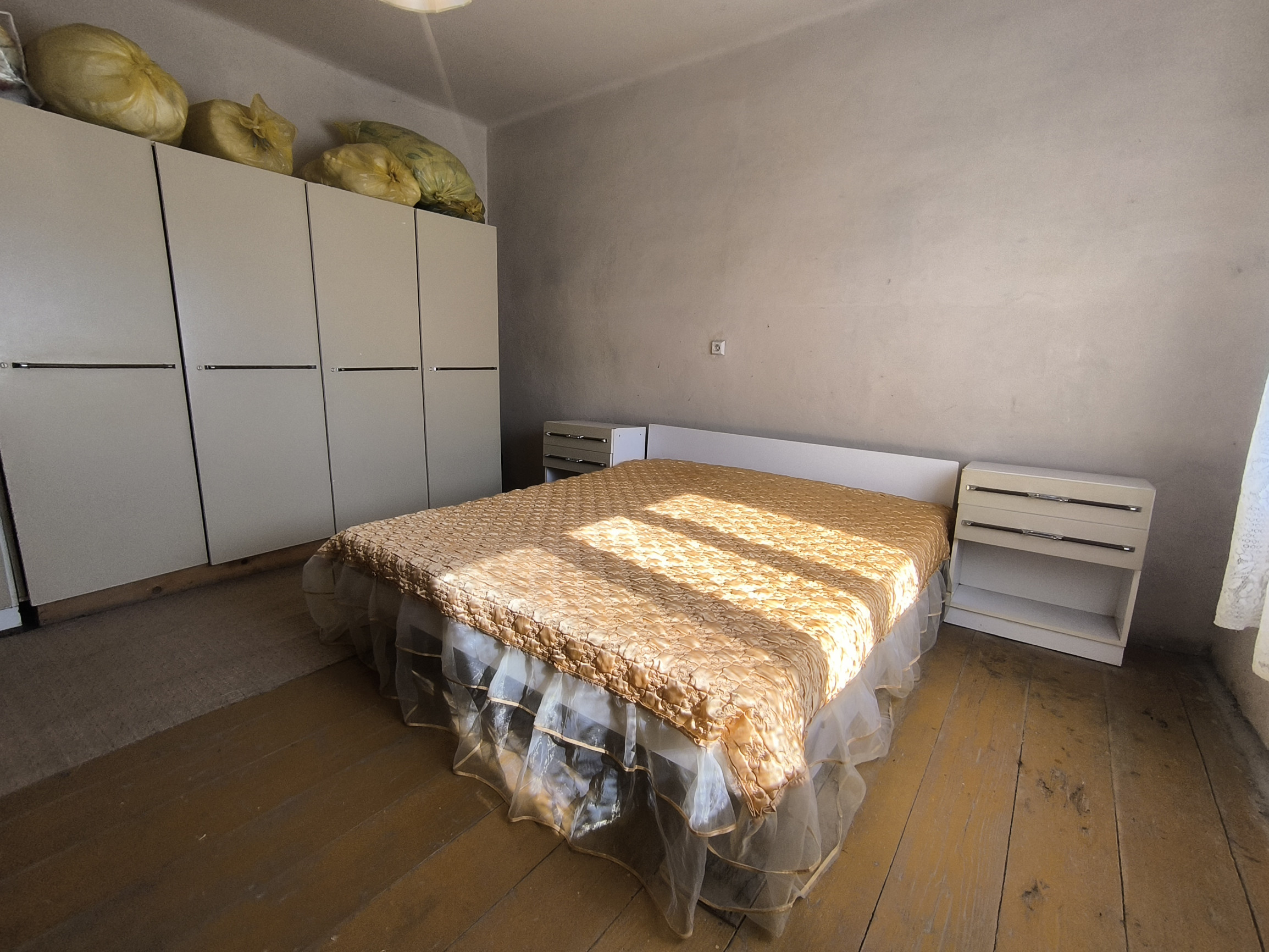 NA PREDAJ STARŠÍ 3-IZBOVÝ RODINNÝ DOM S VEĽKOU ZÁHRADOU – GBELCE
