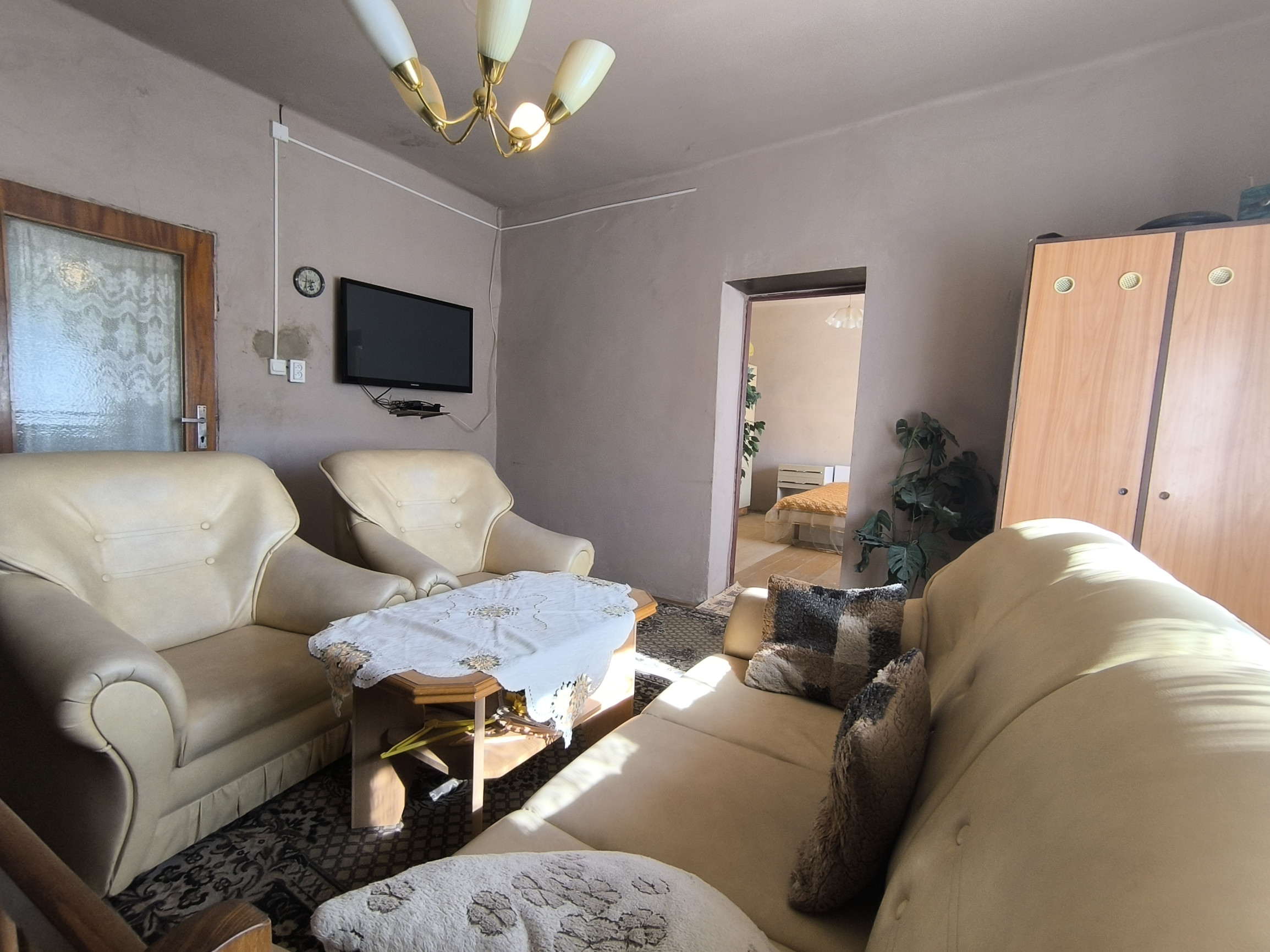 NA PREDAJ STARŠÍ 3-IZBOVÝ RODINNÝ DOM S VEĽKOU ZÁHRADOU – GBELCE