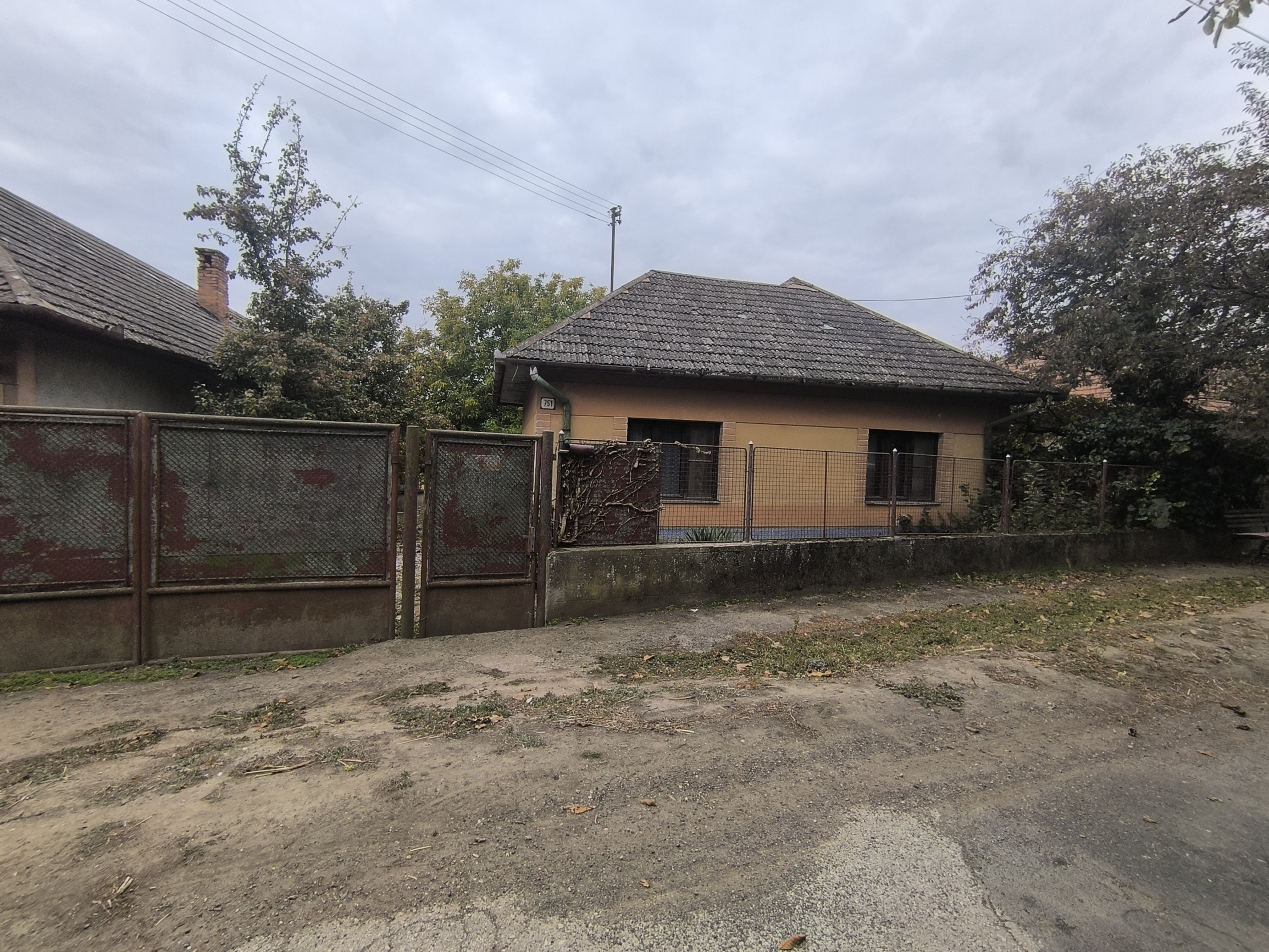 NA PREDAJ RODINNÝ DOM S VEĽKÝM POZEMKOM VO VEĽKÝCH LUDINCIACH