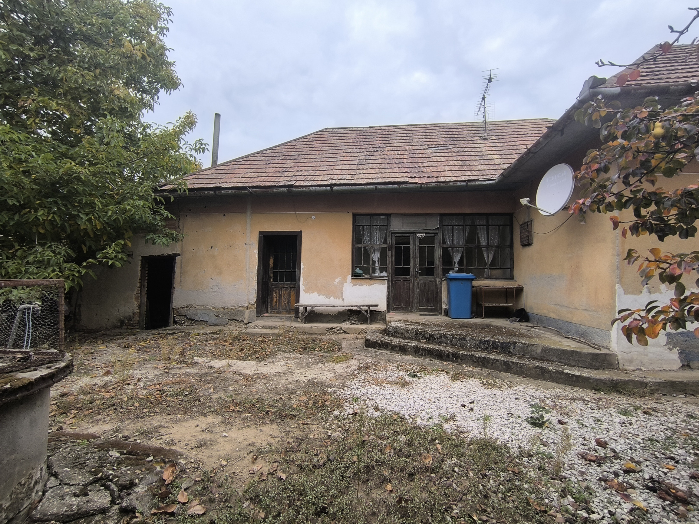 NA PREDAJ RODINNÝ DOM S VEĽKÝM POZEMKOM VO VEĽKÝCH LUDINCIACH