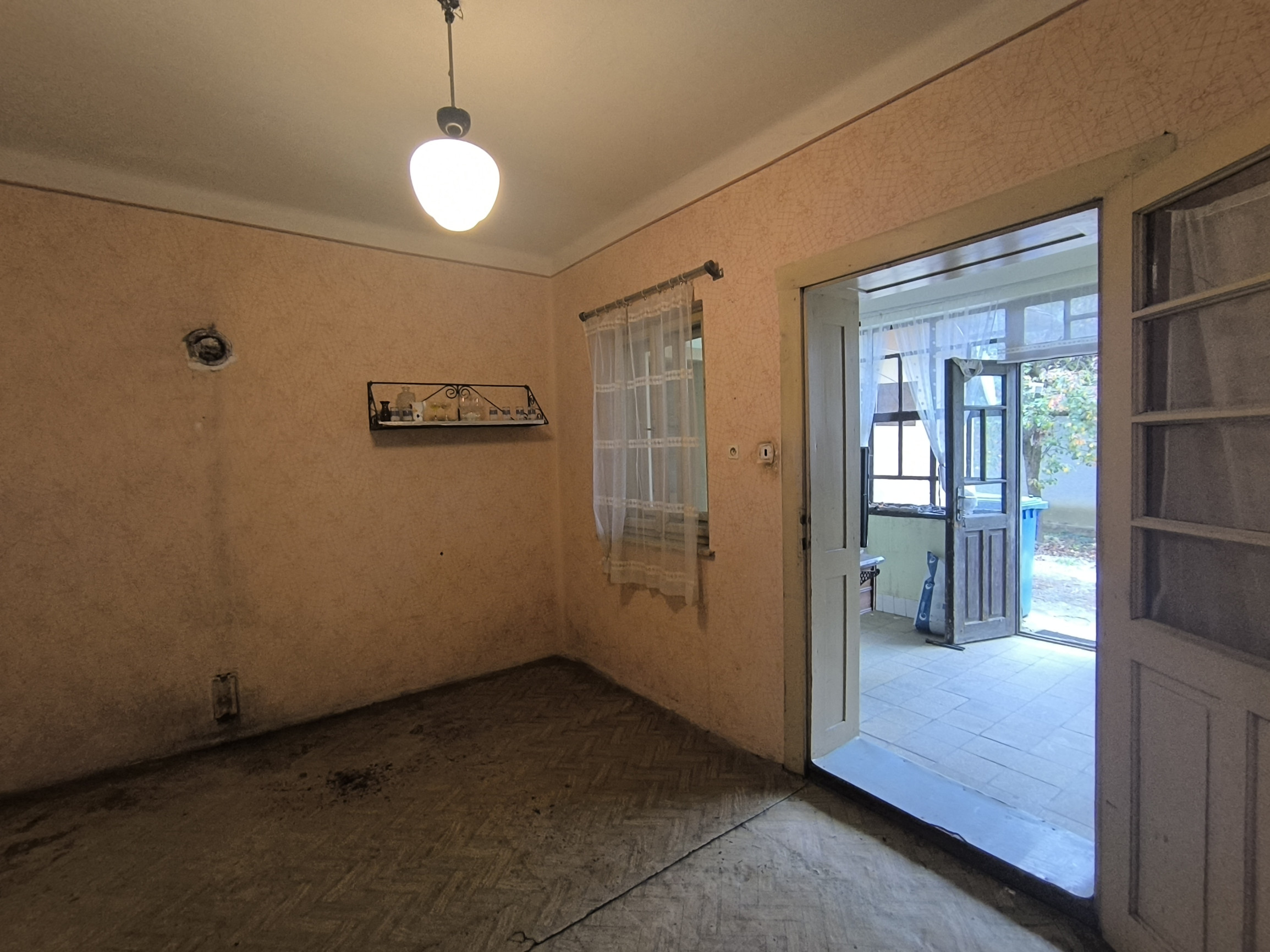 NA PREDAJ RODINNÝ DOM S VEĽKÝM POZEMKOM VO VEĽKÝCH LUDINCIACH