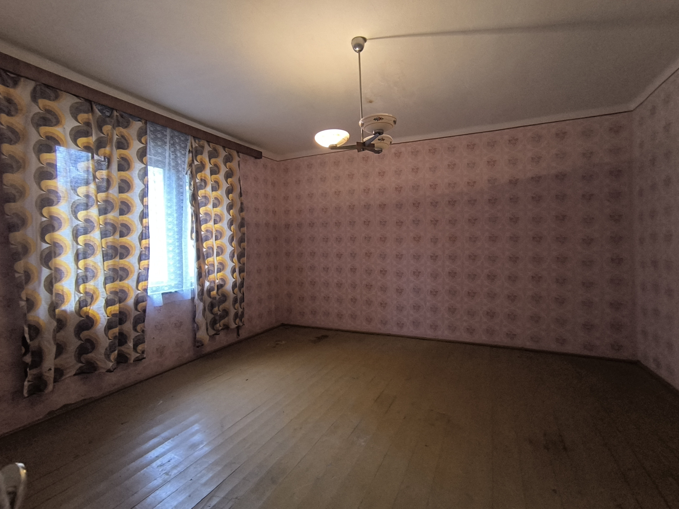 NA PREDAJ RODINNÝ DOM S VEĽKÝM POZEMKOM VO VEĽKÝCH LUDINCIACH