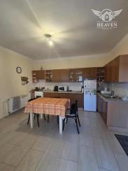 Ponúkame na predaj veľký rodinný dom v Iži