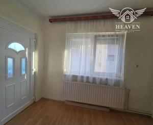 Ponúkame na predaj veľký rodinný dom v Iži