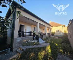 Ponúkame na predaj veľký rodinný dom v Iži