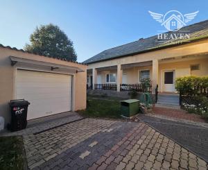 Ponúkame na predaj veľký rodinný dom v Iži