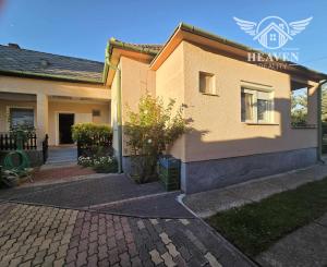 Ponúkame na predaj veľký rodinný dom v Iži