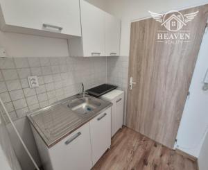 Ponúkame na prenájom prerobenú garsónku na ul. Dunajskom nábreží, v Komárne.