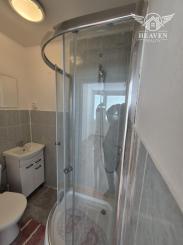 Ponúkame na predaj prerobenú garsónku na ul. Dunajskom nábreží, v Komárne.