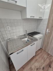 Ponúkame na predaj prerobenú garsónku na ul. Dunajskom nábreží, v Komárne.