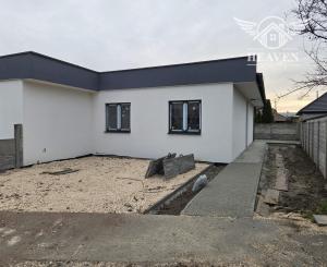 Ponúkame na predaj jednu časť dvojdomu - novostavbu v pokojnej lokalite mesta Kolárova