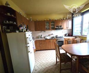 Exkluzívne ponúkame na predaj poschodový rodinný dom v tichej lokalite mesta Kolárovo.