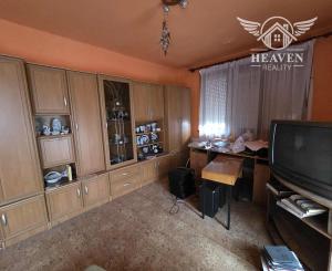 Exkluzívne ponúkame na predaj poschodový rodinný dom v tichej lokalite mesta Kolárovo.