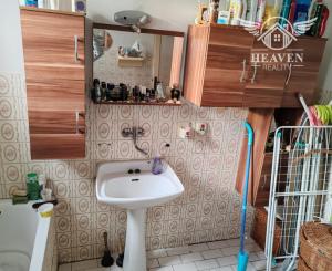 Exkluzívne ponúkame na predaj poschodový rodinný dom v tichej lokalite mesta Kolárovo.