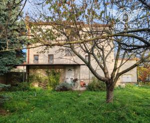 Exkluzívne ponúkame na predaj poschodový rodinný dom v tichej lokalite mesta Kolárovo.