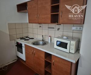 Na predaj: Priestranná garzónka s balkónom v obľúbenej lokalite – Komárno, ul. Eötvösa