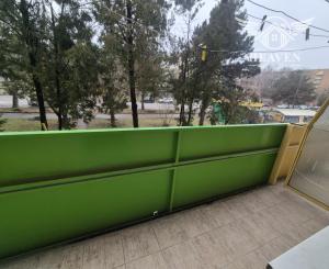 Na predaj: Priestranná garzónka s balkónom v obľúbenej lokalite – Komárno, ul. Eötvösa