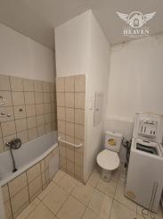 Na predaj: Priestranná garzónka s balkónom v obľúbenej lokalite – Komárno, ul. Eötvösa