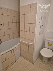 Na predaj: Priestranná garzónka s balkónom v obľúbenej lokalite – Komárno, ul. Eötvösa