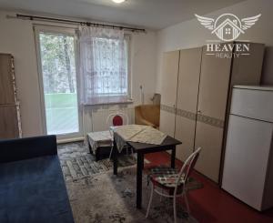 Na predaj: Priestranná garzónka s balkónom v obľúbenej lokalite – Komárno, ul. Eötvösa