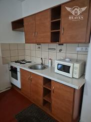 Na predaj: Priestranná garzónka s balkónom v obľúbenej lokalite – Komárno, ul. Eötvösa