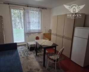 Na predaj: Priestranná garzónka s balkónom v obľúbenej lokalite – Komárno, ul. Eötvösa