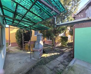 Ponúkame na predaj rodinný dom v Iži