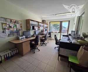 Ponúkame na predaj poschodový dom v Chotíne