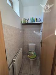 Ponúkame na predaj poschodový dom v Chotíne