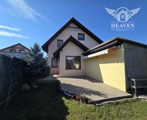 Ponúkame na predaj poschodový dom v Chotíne