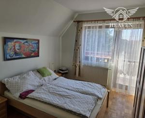 Ponúkame na predaj poschodový dom v Chotíne